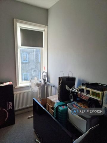 3 bedroom terraced house to rent - Photo 5