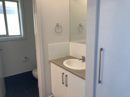 Modern 3 Bedroom Home - Photo 4