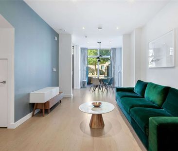 Welcome to this beautifully presented three-bedroom townhouse, idea... - Photo 2