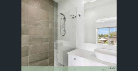 Large Modern Townhouse in Great Central Position! - Photo 4