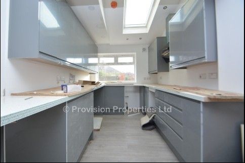 6 Bedroom Student Properties in Leeds - Photo 1