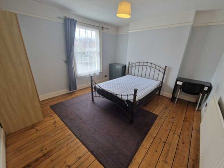 5 Bed Student Accommodation - Photo 2