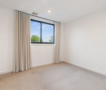 Stylish Three-Bedroom Townhouse in the Heart of Griffith! - Photo 2