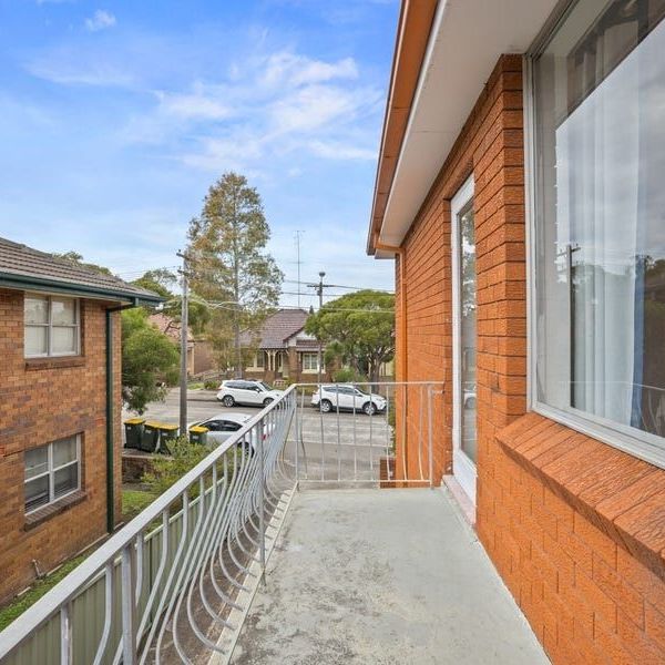 Conveniently Located, Bright And Spacious Two Bedroom Apartment With Parking, Only Moments To Dulwich Hill Train Station And Light Rail - Photo 1