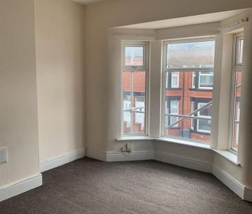 3 bedroom end of terrace house to rent - Photo 2