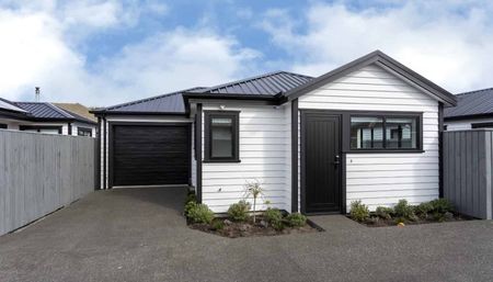 Near New Spacious 2 Bedroom Townhouse! - Photo 4