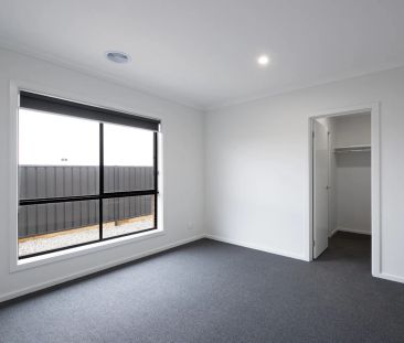 Modern home, offering comfortable living with low maintenance - Photo 6