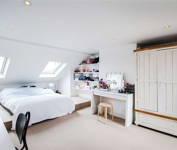 A charming and beautifully presented family home in central Chiswick - Photo 1