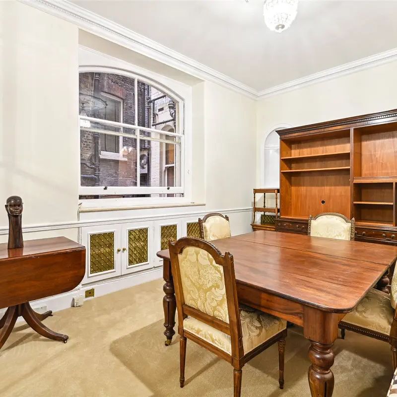 4 bedroom flat in 116 Knightsbridge - Photo 1