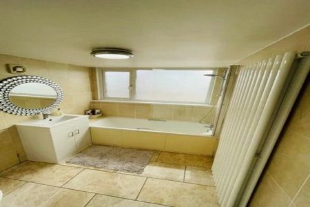 5 bedroom semi-detached house to rent - Photo 3