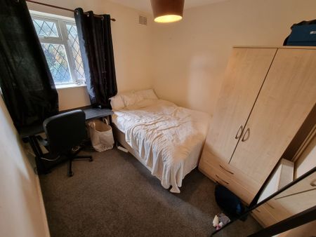 4 Bed Student Accommodation - Photo 4