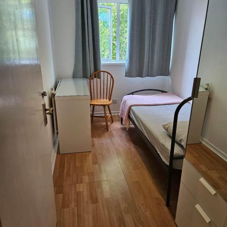 1 bedroom in a flat share to rent - Photo 1