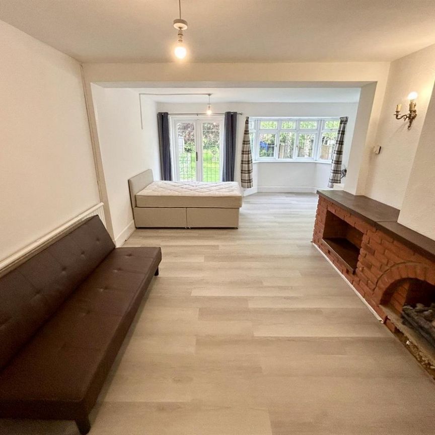 1 Bedroom Room To Let - Photo 1
