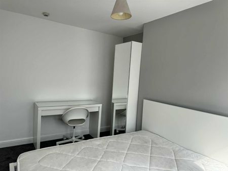 Newcastle upon Tyne - Photo 2