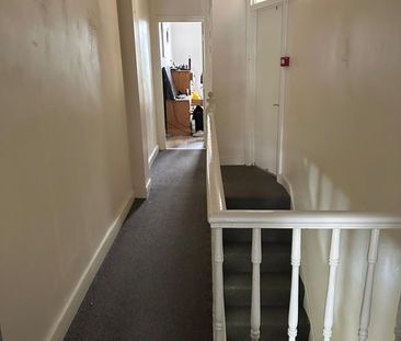 Room in a Shared House, York Road, N11 - Photo 2