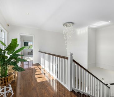 LUXURIOUS COASTAL LIVING IN BENOWA WATERS - Photo 2