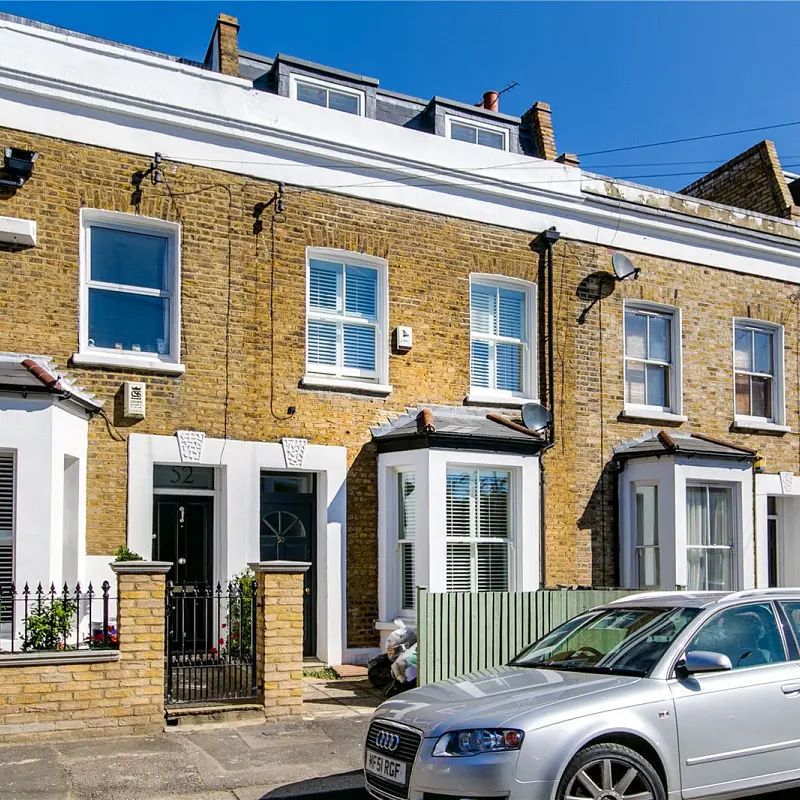 4 bedroom house in London - Photo 2