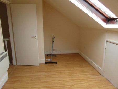 ***Available NOW* A one bedroom second floor property in the heart of Normanton Road. Providing excellent access to Derby City Centre and all local amenities. The property comprises of a large bedroom with separate bathroom, leading on to a eat in kitchen. - Photo 4