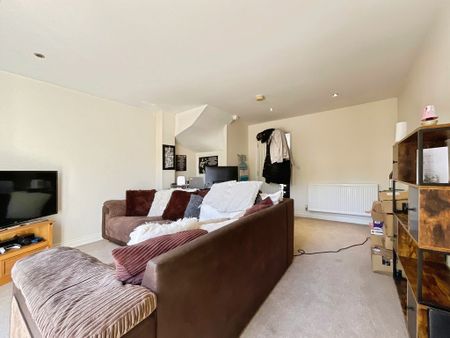 3 bedroom Semi-Detached House to let - Photo 5