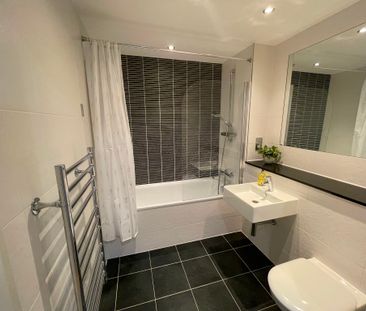 Bright City Centre Apartment with Private Balcony and Quiet Fifth F... - Photo 5