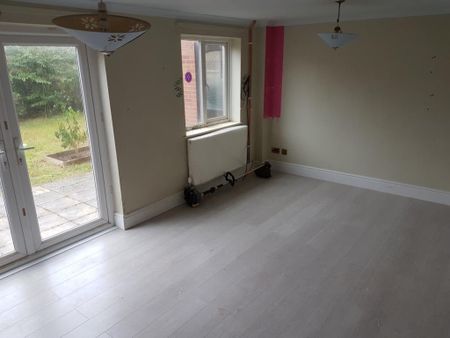 3 bedroom detached house to rent - Photo 4