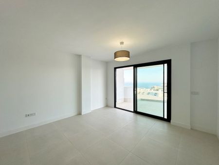 3 room luxury Flat for rent in Fuengirola, Spain - Photo 2