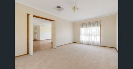 LARGE FAMILY HOME - Photo 4