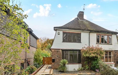 An attractive family home in an ideal location for town, schools and station. - Photo 5