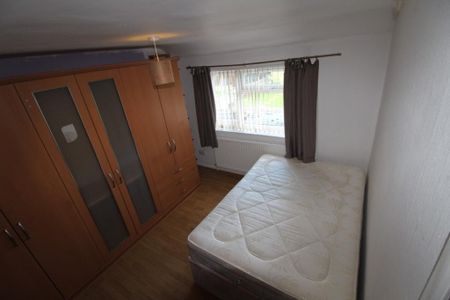 4 bedroom semi-detached house to rent - Photo 5