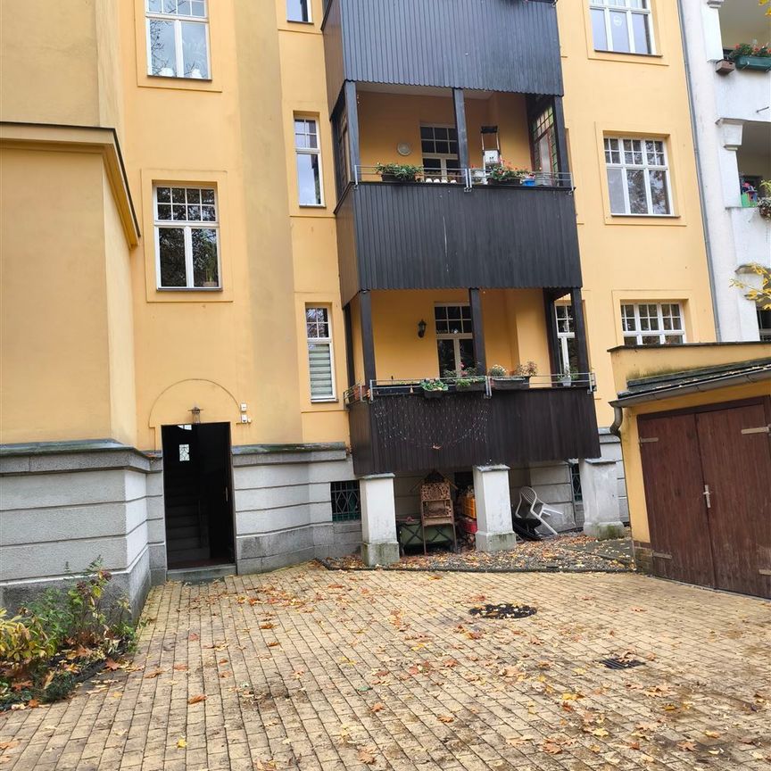 Tolle 2 R-Altbauwohnung mit viel Charme, Bad mit Wanne, gemütlicher Balkon! - Photo 1