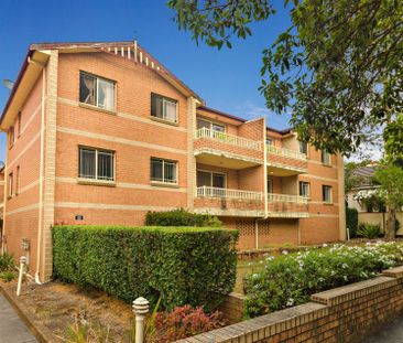 Spacious, Sunny Apartment Only Moments From Amenities - Photo 1