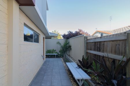 Sophisticated Three-Level Townhouse in a Sought-After Pocket - Photo 4