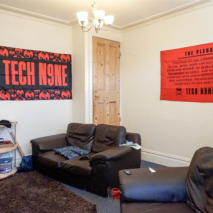 Leeds - Photo 1