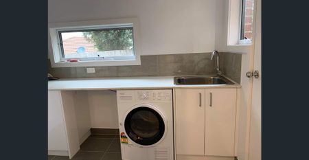 IMMACULATE TOWNHOUSE - Photo 3