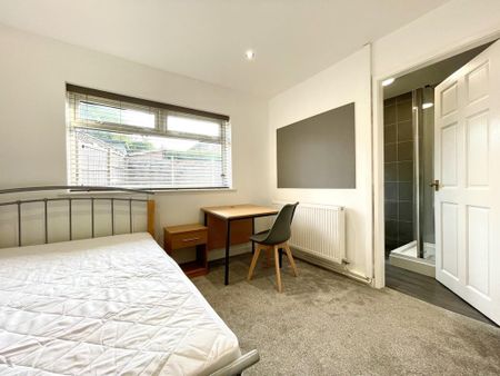 4 bedroom semi-detached house to rent - Photo 5