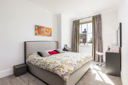 A charming three bedroom, penthouse apartment in a prime Wimbledon location. - Photo 3