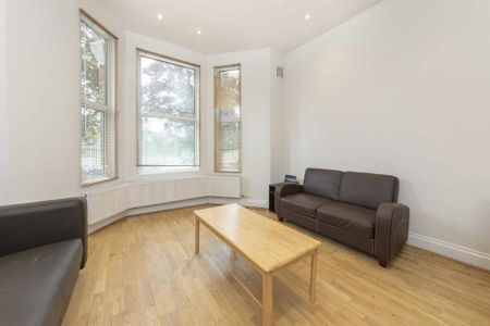 3 bedroom flat to rent - Photo 4