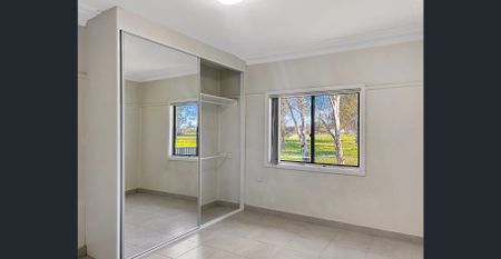 Spacious 4-Bedroom Family Home in Llandilo - For Lease - Photo 5