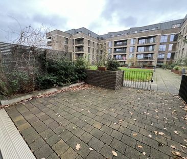 Murray Green, Woking, Surrey, GU21 - Photo 4