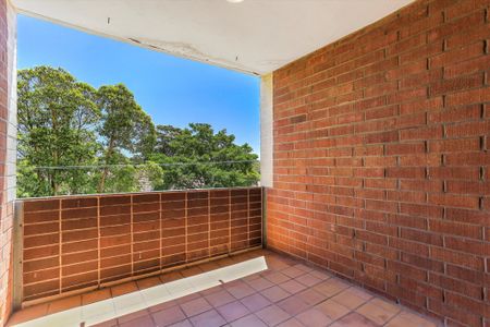 Beautifully Renovated Oversized Apartment - Freshly Painted throughout - Photo 4