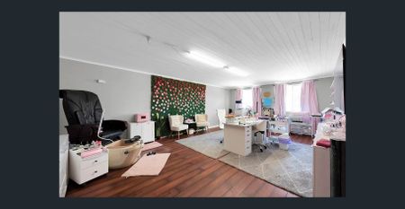 Newly renovated open plan living - Photo 2