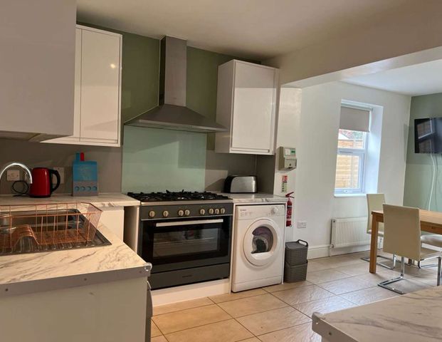 ✨This Charming Property Benefits From Beautiful High Ceilings And Large Windows Allowing Light To Flood In. Its Also Situated On One Of High Wycombe's Main Transport Links ✨ Room 5 - Photo 1