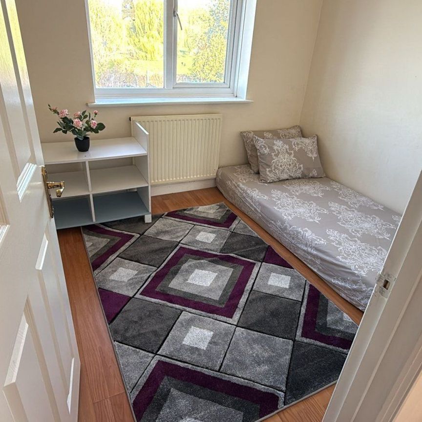 Room to let in shared house- Dagenham - Photo 1