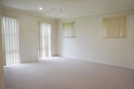 4 Bed, 2 Bath, 2 Car House in Oxenford – Ideal Family Living Awaits! - Photo 5