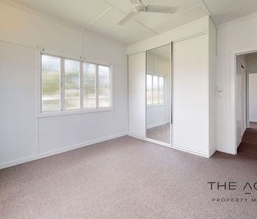 High-set family home in central location - Photo 1