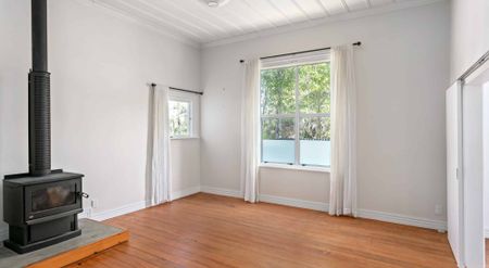 Large Four Bedroom Home! - Photo 2