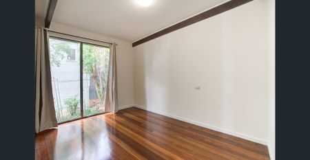 Like to entertain with city views? Need dual living? Garden maintenance included - Photo 3