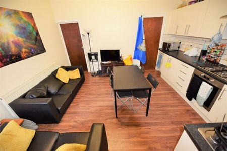 5 bedroom House in Ashville Grove, Leeds - Photo 2