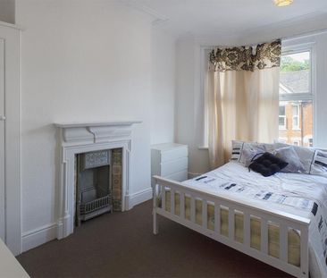 4 bedroom House To Let - Photo 4