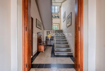 Villa ottocentesca con piscina nelle colline lucchesi